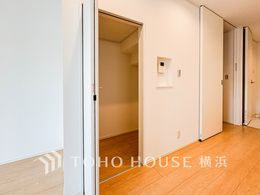 【Pantry】長期保存できる缶詰や調味料などの食品類の他、かさばるペーパーやラップ類をまとめて収納しておけます。キッチンまわりの掃除用具などを置くのにも便利ですね。
