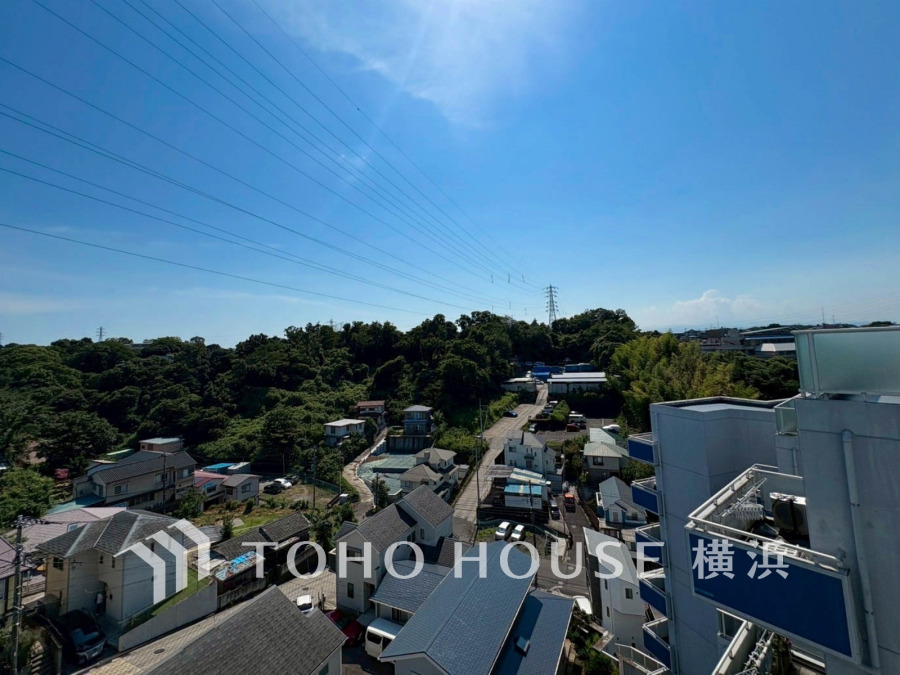 陽射しとともに、少しずつ装いを変える街の景観から、星空が地上に映りこむかのような夜景の煌きまで、この街ならではの美しい風景。