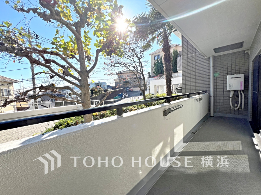 陽光が降り注ぐ広々バルコニー。爽やかな風と緑を感じながらゆったり寛げる快適な屋外空間です。