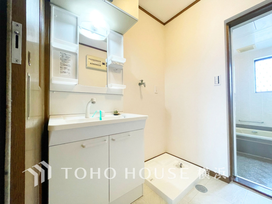 十分な大きさの洗面台は収納もさる事ながら、身だしなみチェックや歯磨きなど、朝の慌ただしい時間でもホテルライクなスペースで余裕とゆとりを感じて頂けます。