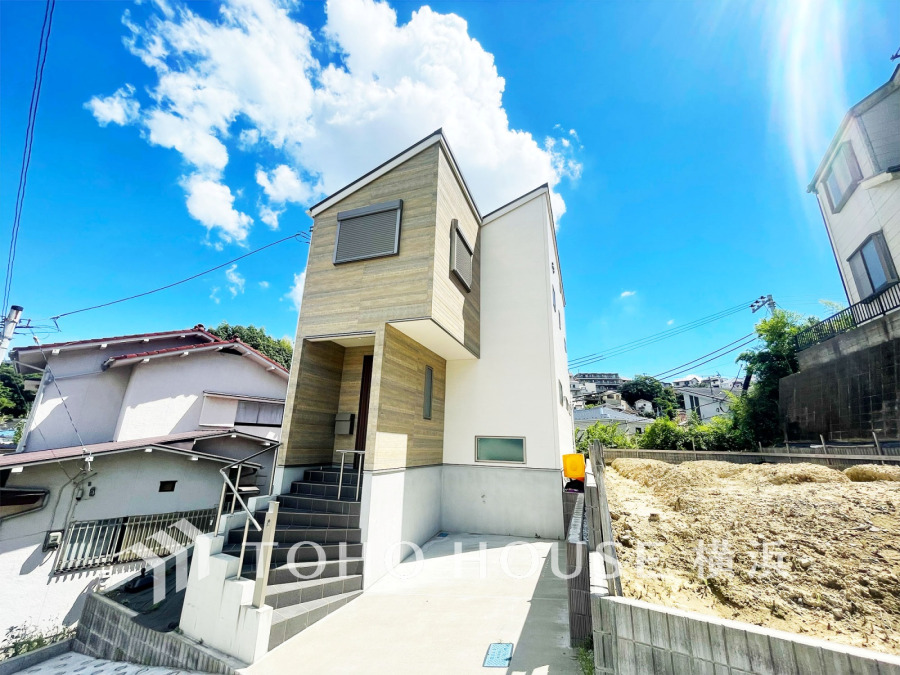 爽やかな青空の下に贅沢なほどに降り注ぐ陽光、豊かな居住性と、クオリティが見事に調和した住空間は、住まうことの喜びを感じさせてくれます。 