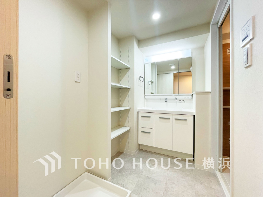 使いやすい機能が備えられた清潔感溢れる洗面空間。収納も充実しています。
