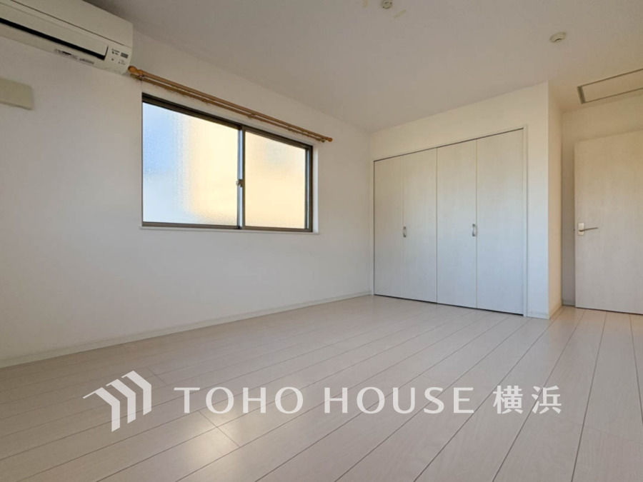 採光もアクセントの一つとして。プライベートルームにはやさしい光が射し込んでいて、この明るい好みの空間で読書をしたり、音楽を聞いたりと一人の時間も充実したものにできます。