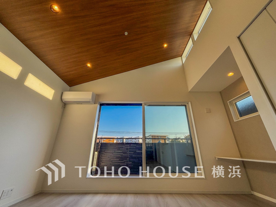 高い天井と大きな窓で開放感あふれるリビング。自然光が心地よく差し込み、快適な暮らしを演出します。