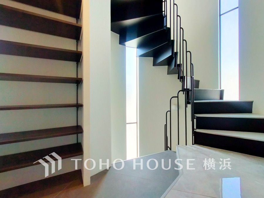 地下1階から2階まで繋がるスタイリッシュな螺旋階段は邸宅のシンボル的なデザイン空間です。
