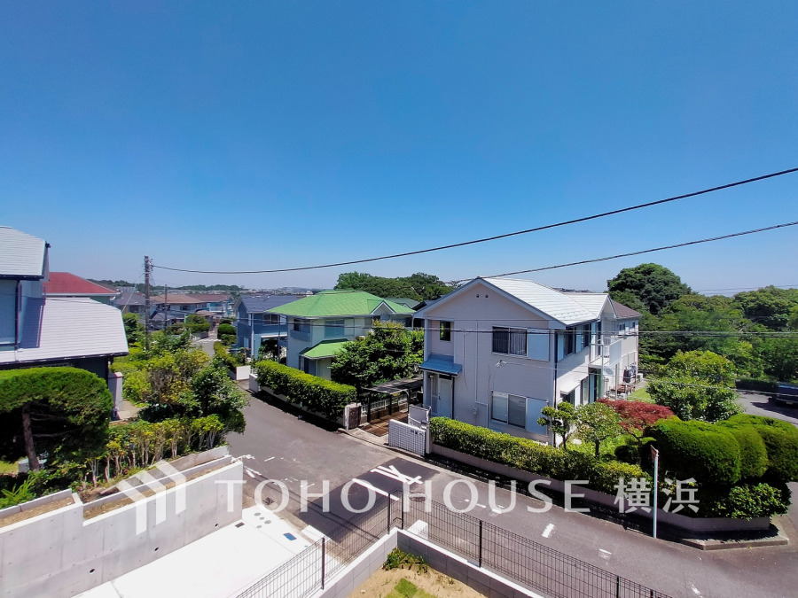 のびやかな眺望の広がる住環境。低層住宅が広がる街並みは、心地よい開放感が漂っています。
