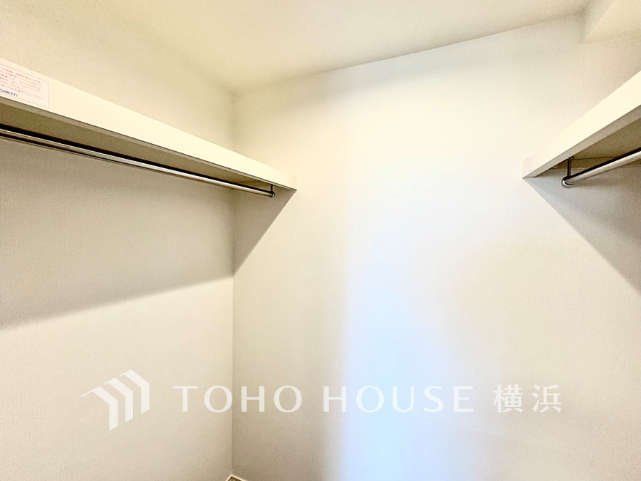 ひと目で収納物を確認できるウォークインクロゼットは、ゆとりの広さを備えた大型収納。数多くの衣類に加え、足元には引出しや衣装箱、シューズボックスなども収納することができます。