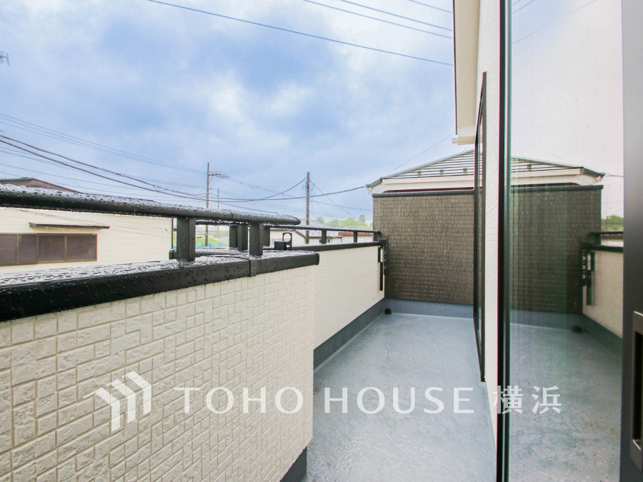 2部屋にまたがる広いバルコニーから、暮らしの中での光と風を演出してくれています。見事なまでの開放的な空間をお楽しみください