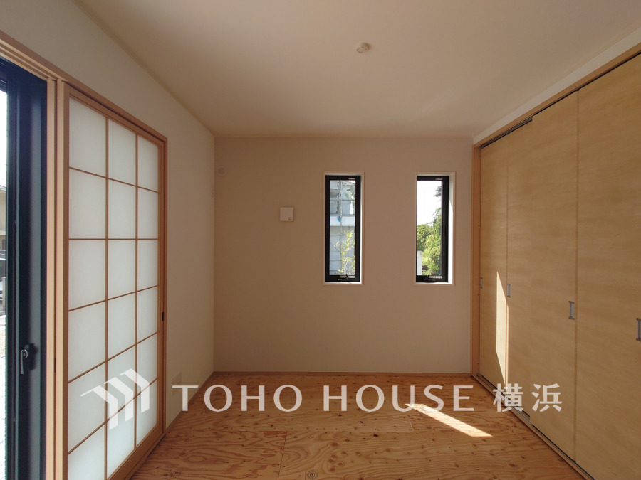 洋室とはまた違った良さがある和室。畳の香りに癒され、和の空間を感じることのできる落ち着きある一部屋です。障子からこぼれる光も優しく心穏やかになる空間です。