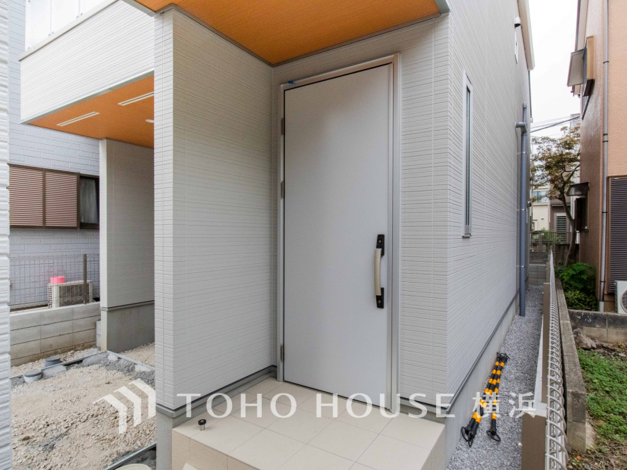 上質感漂う玄関。居住者の帰り、訪れる方を優しく迎える・安らぎに満ちた生活空間を予感させる。健やかな暮らしを楽しめそう