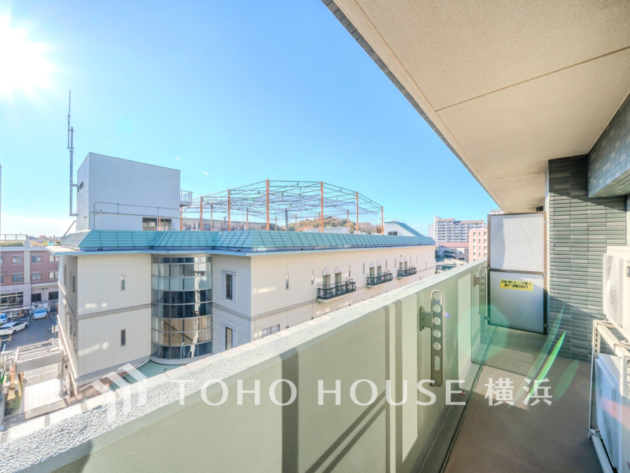 南東向きの明るいバルコニー。爽やかに光と風を感じる空間です。