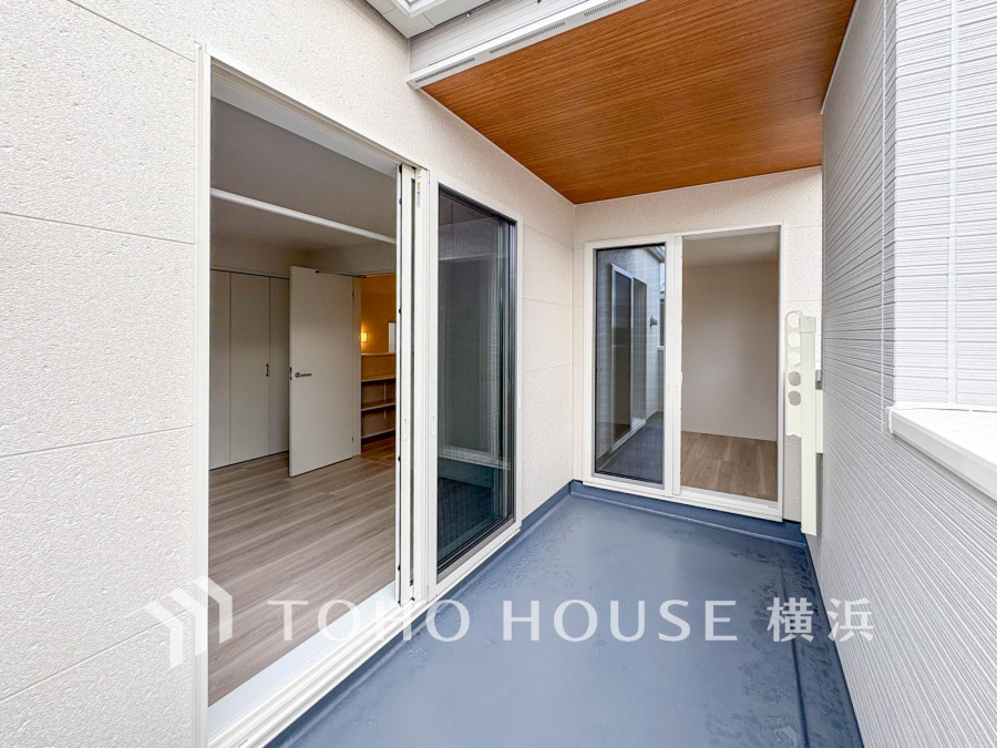 暮らしの中で光と風を演出してくれるバルコニー、見事なまでの開放的な空間を演出しながら、プライベート性も確保された空間は我が家の自慢です。