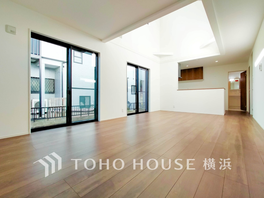 明るく開放的な空間が広がるLDK。室内には豊かな陽光が注ぎ込み、爽やかな住空間を演出。
