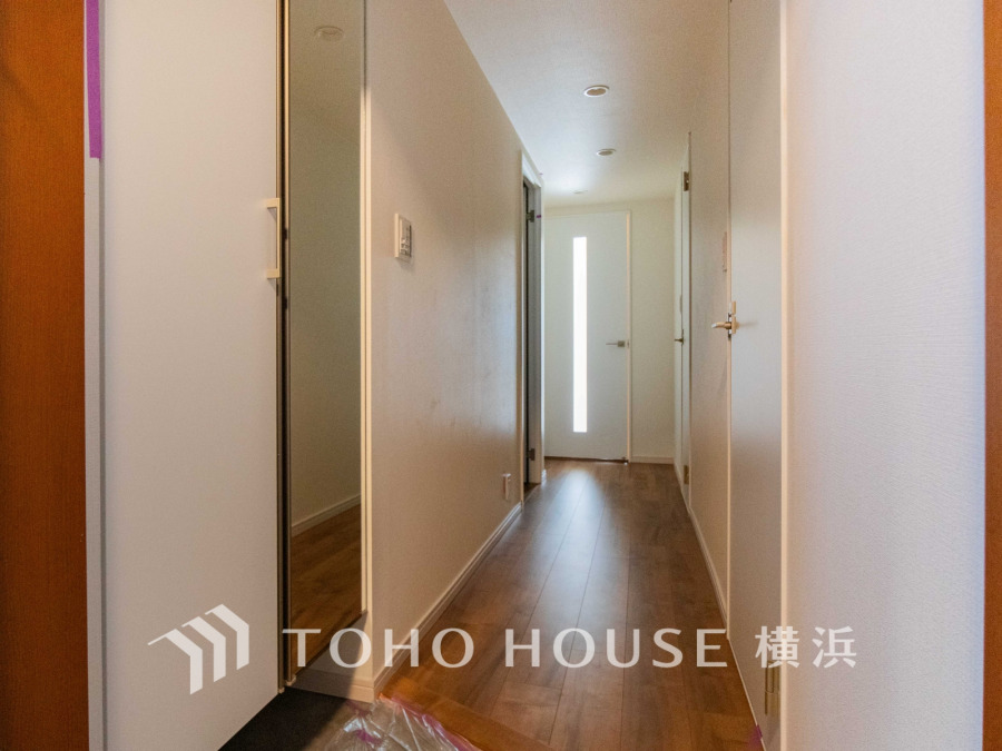 明るく清潔感のある廊下は、シンプルなデザインでどんなインテリアにも馴染みます。収納スペースも充実。