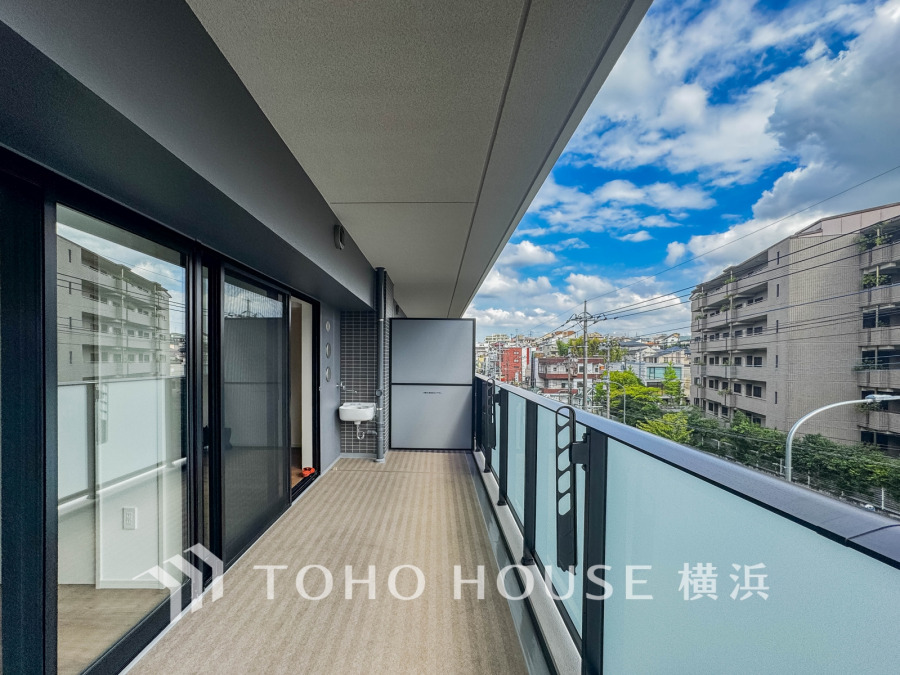 気持ちのいい空が見渡せる広いバルコニー。爽やかな風を感じて、心躍る素敵な暮らしがはじまります。通風・採光にも優れ、心地よい光と風があふれています。