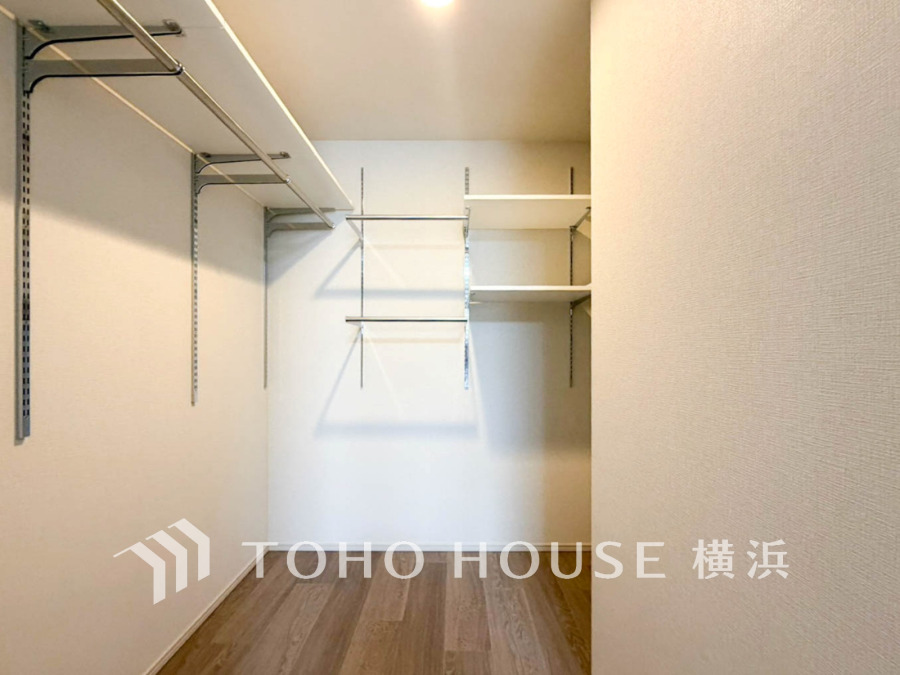 ひと目で収納物を確認できるウォークインクロゼットは、ゆとりの広さを備えた大型収納。数多くの衣類に加え、足元には引出しや衣装箱、シューズボックスなども収納することができます。