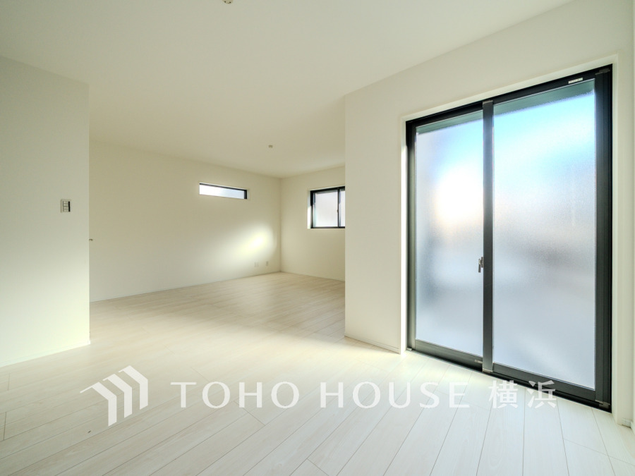 大きな窓からたっぷりと光が入る明るいLDK。落ち着いた雰囲気に包まれた空間です。
