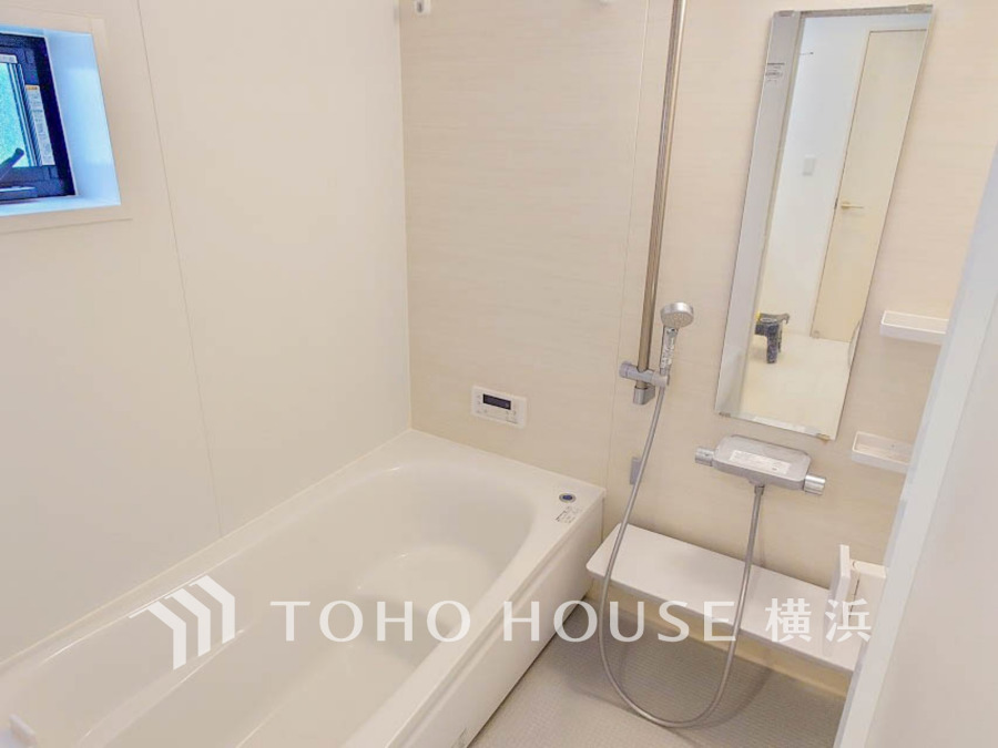 1日の疲れを癒すバスルームは、心地よいリラックスを叶える清潔感溢れる美しい空間です。心からゆったりと寛いでいただけるよう、ゆとりのスペースを確保してます。