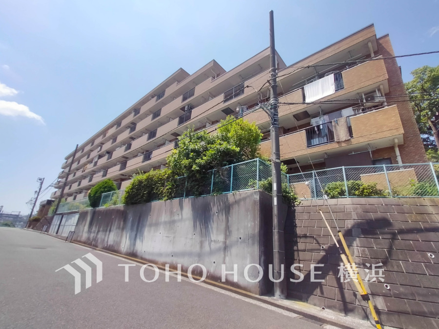 陽当り良好の南向きのお住まい。緑豊かな穏やかな住環境でありながら駅徒歩5分の魅力の立地です。