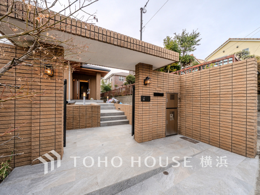 高級感漂うレンガ壁の重厚感ある門扉付きエントランスです。