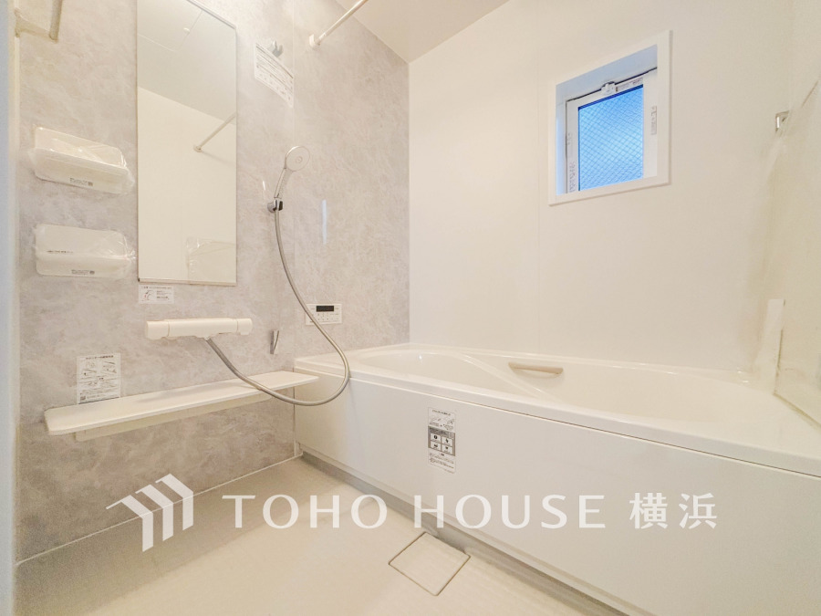 1日の疲れを癒すバスルームは、心地よいリラックスを叶える清潔感溢れる美しい空間です。心からゆったりと寛いでいただけるよう、ゆとりのスペースを確保してます。