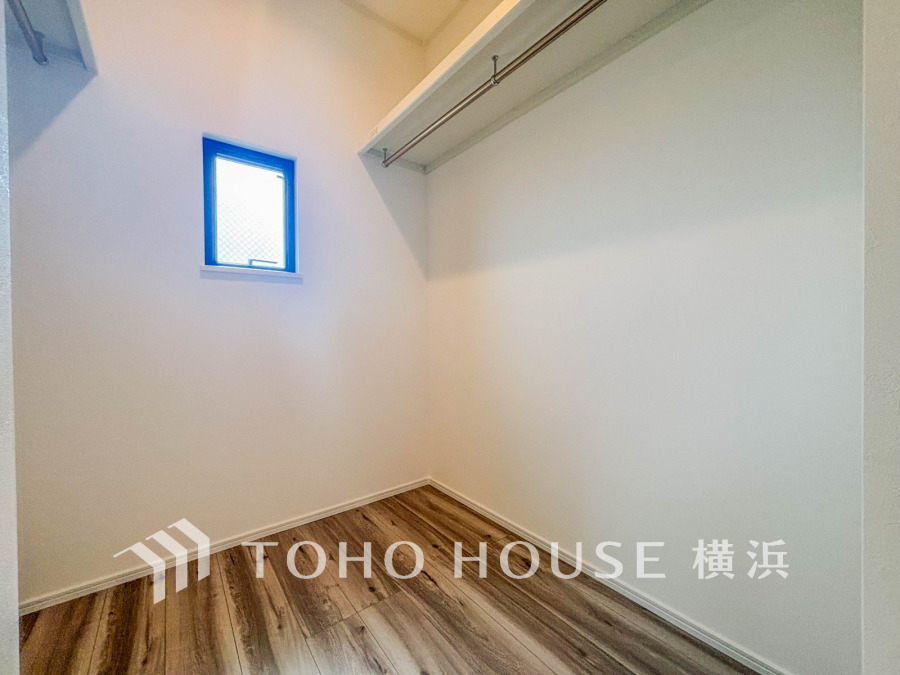 自然光が差し込む小窓付きのウォークインクローゼット。大容量収納が叶い通気性も良好です。