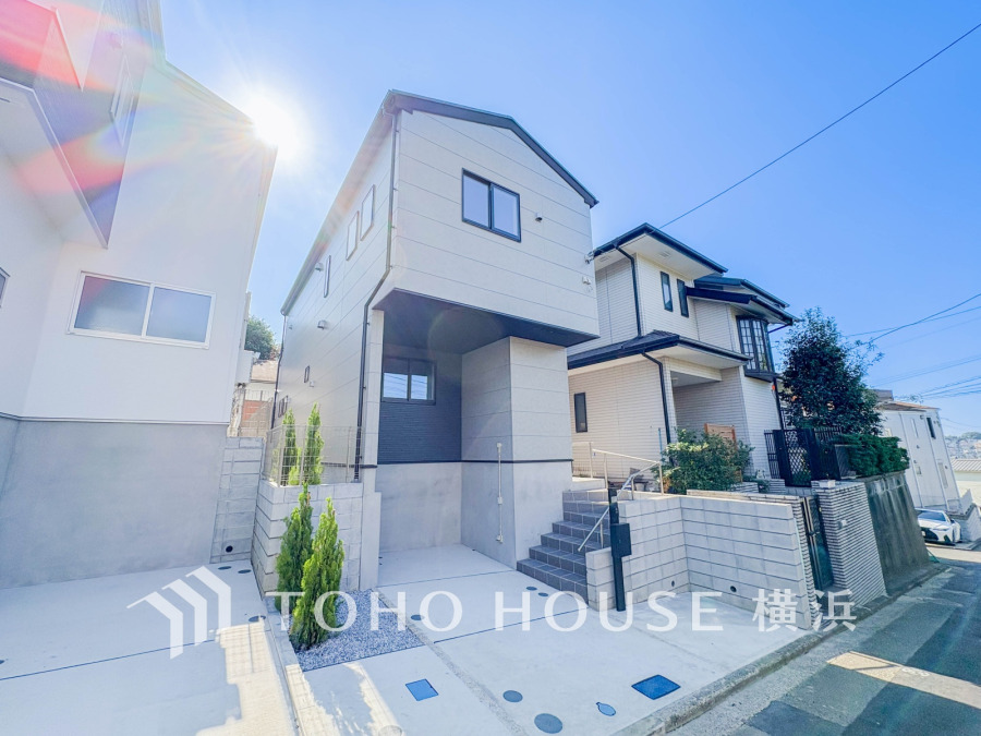 ゆったりとした駐車スペースを確保いたしましたので、大きめのお車でも駐車可能です。自転車やバイクなど、ゆとりのある敷地で置き場所に困ることはないでしょう。