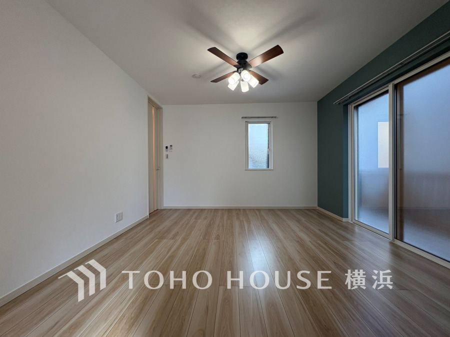 光と風が溢れる開放的なリビングダイニングには自然と家族みんなが集まってきます。明るく穏やかな空気の中で飲んだり、食べたり、笑ったり。