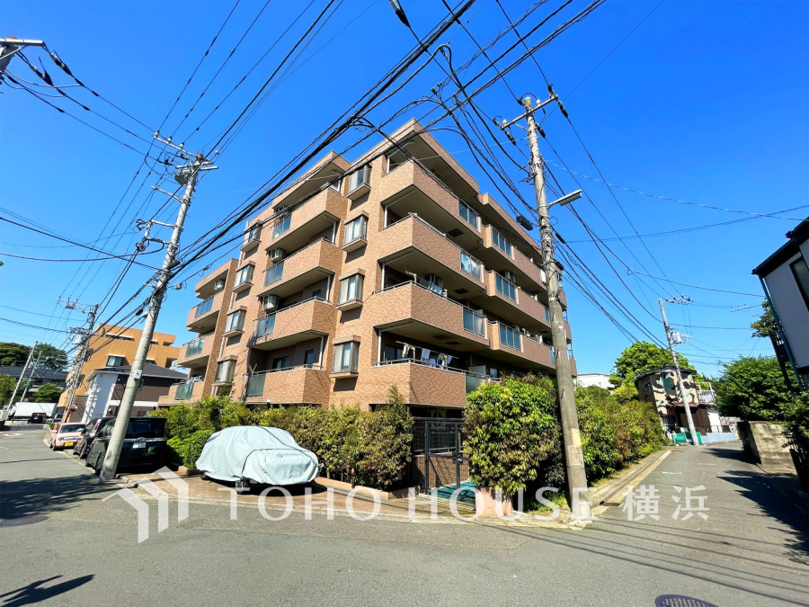 開放感のある立地で陽当たり良好なマンション。お買い物施設や小学校も身近な安心感のある住環境です。