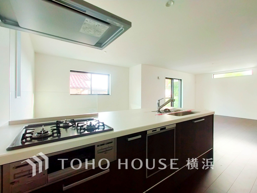 機能性とデザイン性にすぐれた美しいキッチンは、家族との対話を楽しめる対面タイプ。インテリア性も高い大型カップボードが配置されており、効率的な家事動線と豊かな収納力が備えられています。 