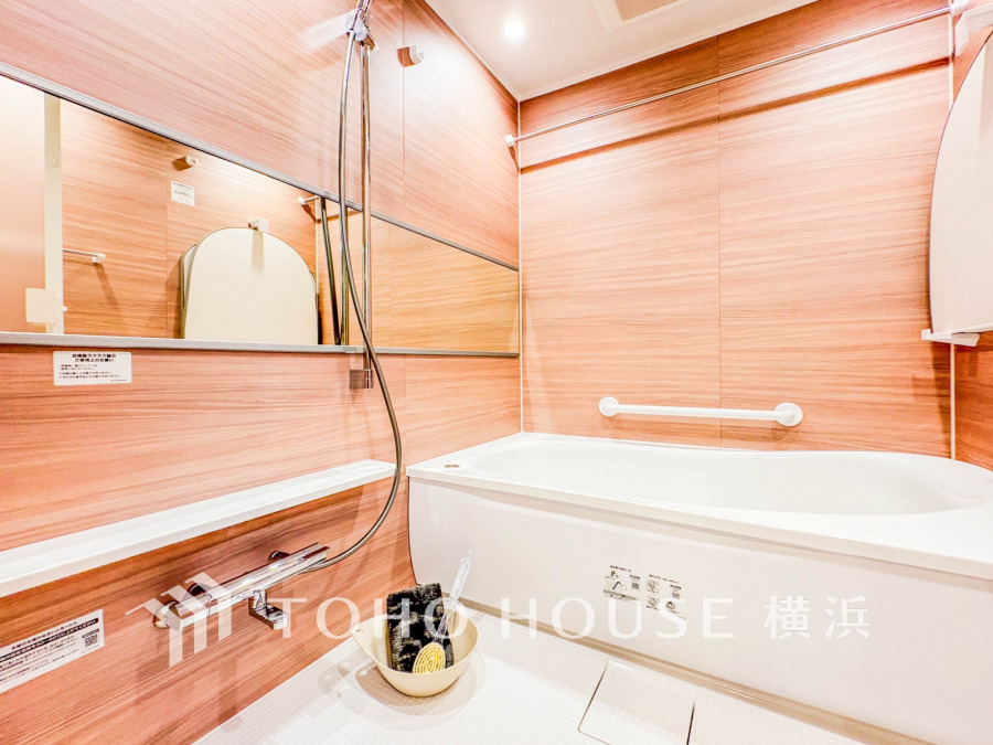 心地よいリラックスを叶える清潔感溢れる美しい空間。快適で機能的なバスルームです。
