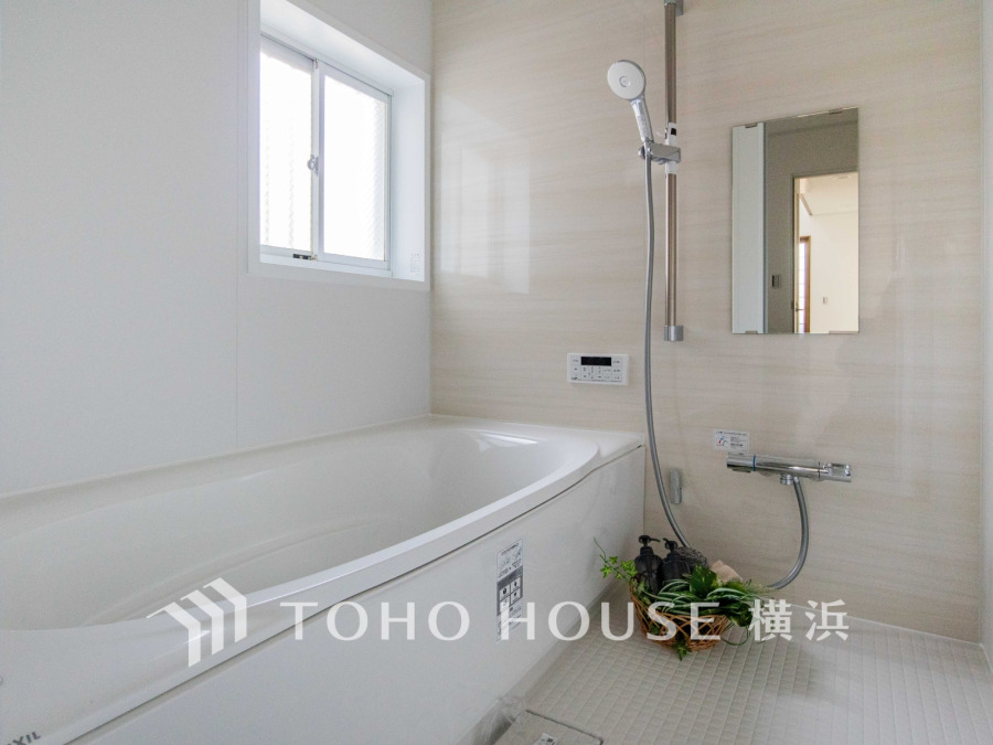 明るい色合いと上質な質感が美しいバスルーム。一日の疲れをさっぱりと洗い流し、寛ぎとリフレッシュのための大切な空間。