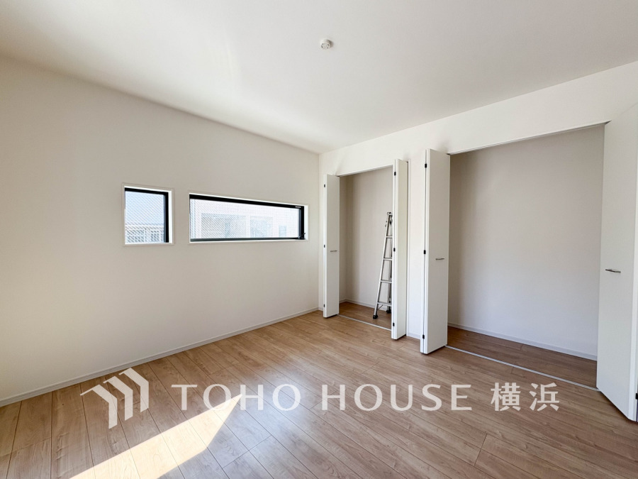 穏やかな風と陽光を導き、プライバシーに配慮された設計プランを採用し、居住性を一段と心地よいものにしています。明るく開放的な空間を演出しております。
