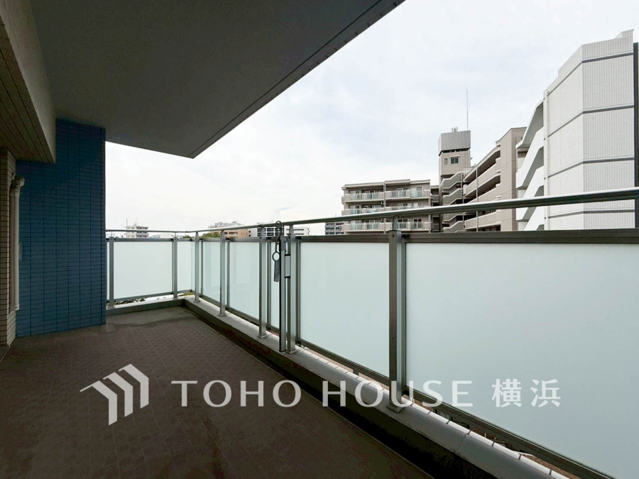 暮らしの中で光と風を演出してくれるバルコニー、見事なまでの開放的な空間を演出しながら、プライベート性も確保された空間は我が家の自慢。