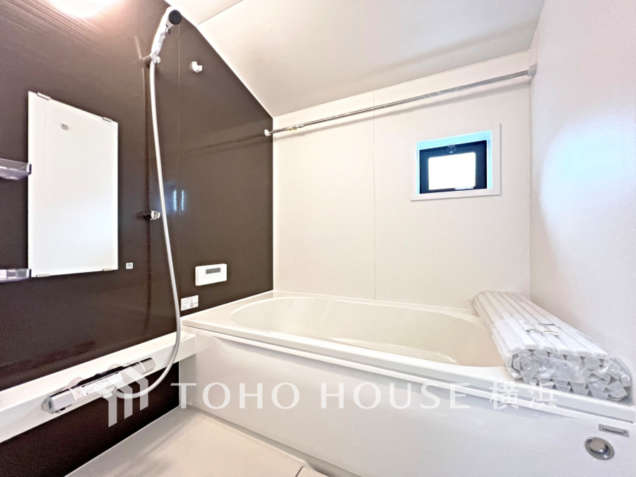 快適な使い心地とゆとりある空間が1日の疲れを解きほぐすバスルーム。空間も浴槽もゆったりのびのび使えるゆとり設計。広く感じるゆとり設計で快適なリラックスタイムを過ごせます。