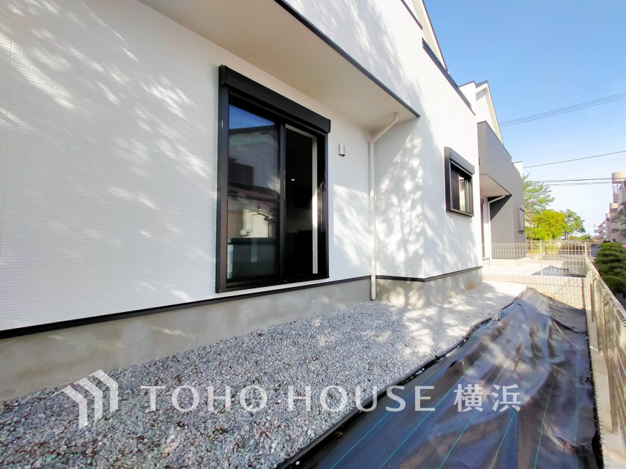 毎日の暮らしの中に癒しを与えてくれるお庭スペース。小さなお子様の遊び場にもちょうど良い空間です。ガーデニングで色とりどりの草花を綺麗に飾ればより一層華やかな空間になります。