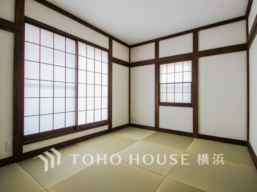 洋室とはまた違った良さがある和室。畳の香りに癒され、和の空間を感じることのできる落ち着きある一部屋です。障子からこぼれる光も優しく心穏やかになる空間です。