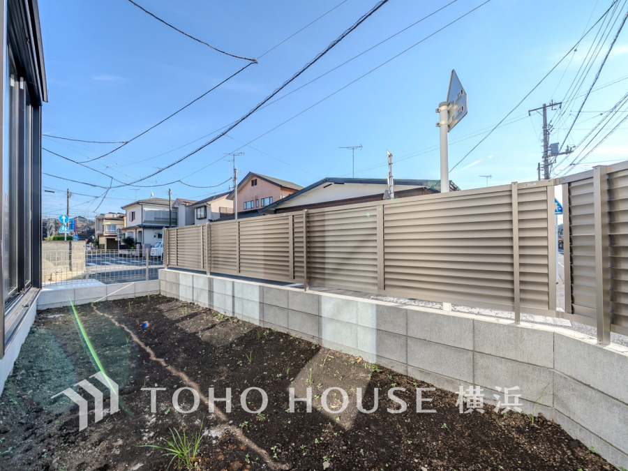 毎日の暮らしの中に癒しを与えてくれるお庭スペース。小さなお子様の遊び場にもちょうど良い空間です。ガーデニングで色とりどりの草花を綺麗に飾ればより一層華やかな空間になります。