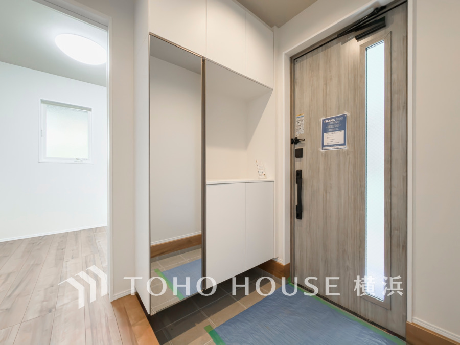 豊かなプライベートタイムへ誘うモダンテイストな玄関。デザインや素材が美しい調和を奏でている空間です。お客様をお迎えする玄関は落ち着いた雰囲気です。