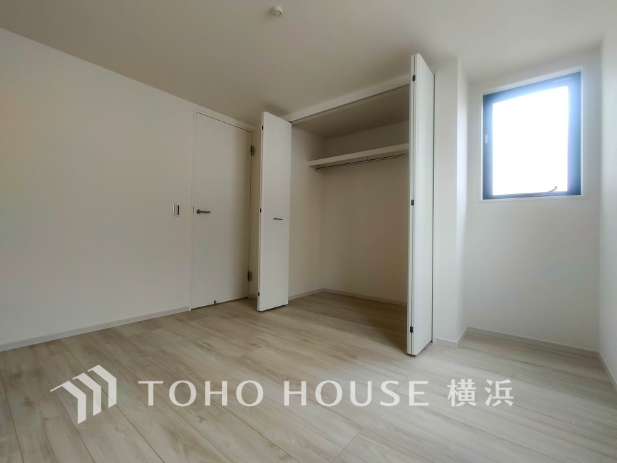 シンプルな内装と明るい空間で、自分らしい空間づくりを思い切り楽しめそうです。穏やかな陽射しが、ゆったりとした寛ぎの時間を包みます。