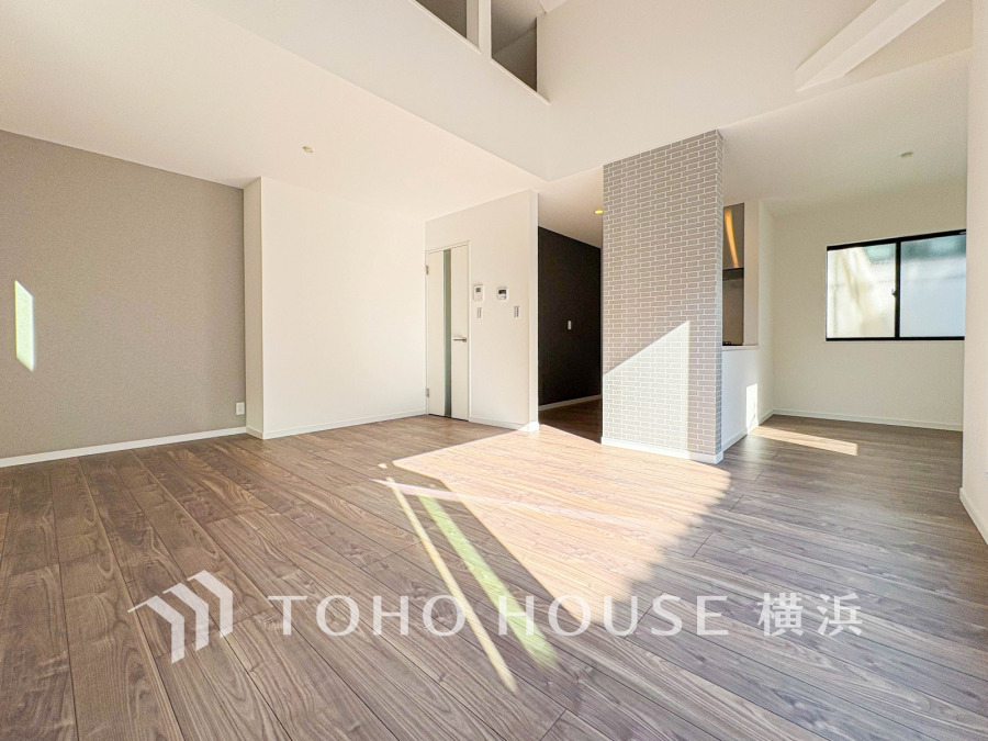 ここにはみんなが集い、食事と楽しい会話が始まる。話に夢中になりすぎて、ついつい時を忘れてしまう。そんな束の間の幸せを感じさせてくれる場所。