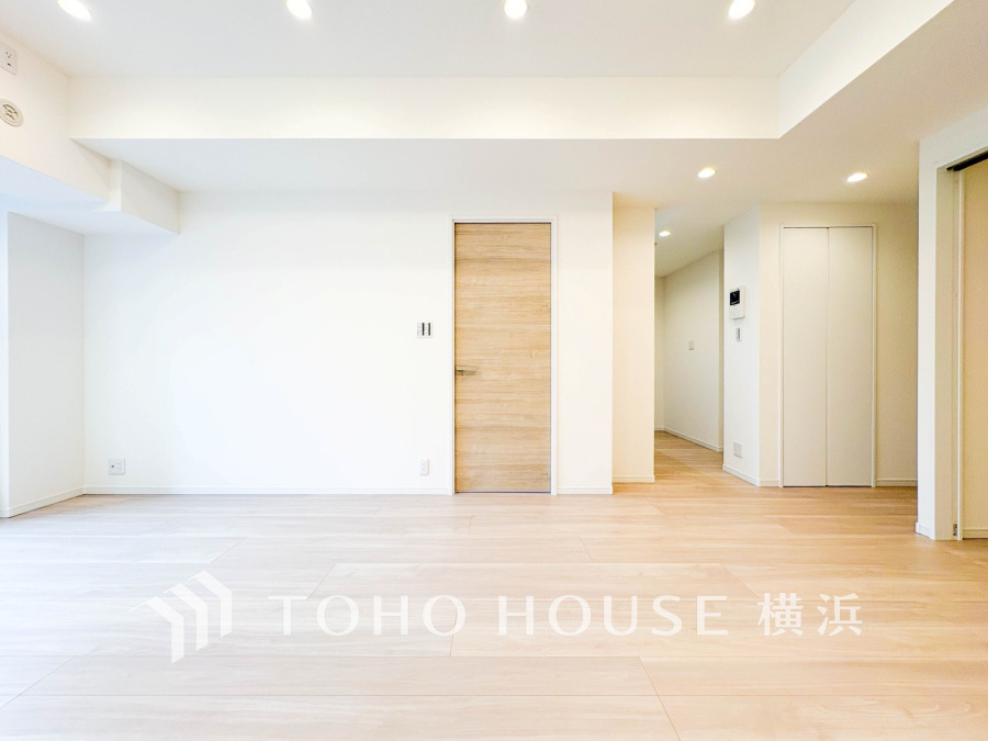 明るく開放的な空間が広がるLDK。室内には豊かな陽光が注ぎ込み、爽やかな住空間を演出。
