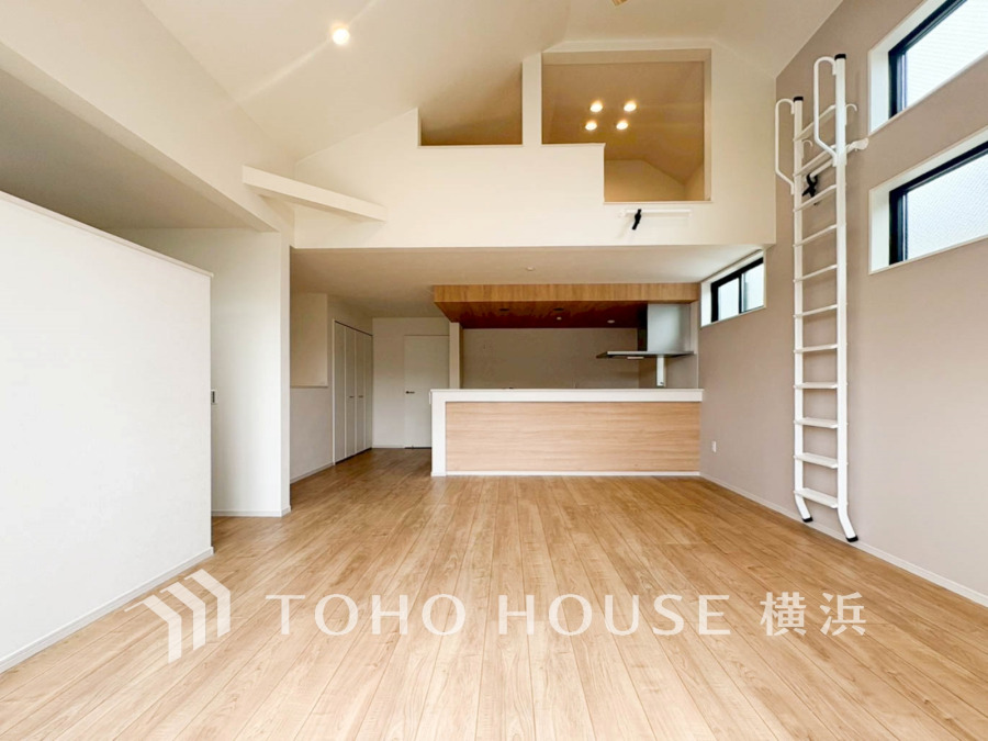 開放的な広さと３面採光がもたらす、光溢れ豊かな居住空間はこの住まいのクオリティを感じさせてくれます。豊かな時間が流れるこの場所に暮す喜び