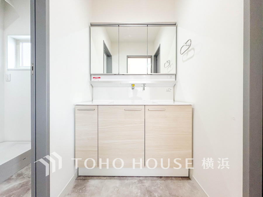 清潔感のあるプライベート空間は、身だしなみチェックや肌のお手入れに最適です。収納もあり、スッキリと見映えの良い空間に拵えました。時間に余裕とゆとりを持たせます。