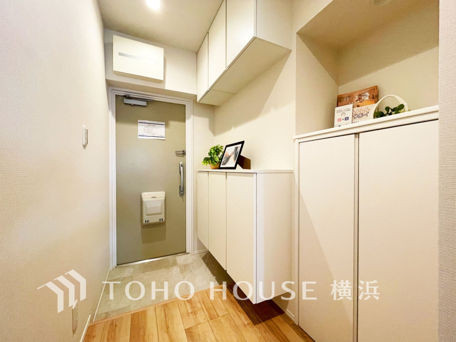 清潔感あふれる玄関スペース。収納豊富でスッキリ片付き、毎日の出入りが快適です。