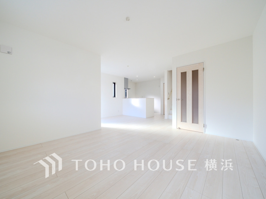 LDKは18帖の広々とした憩いの空間。やわらかな陽射しが降り注ぐ、和やかで洗練された空間。
