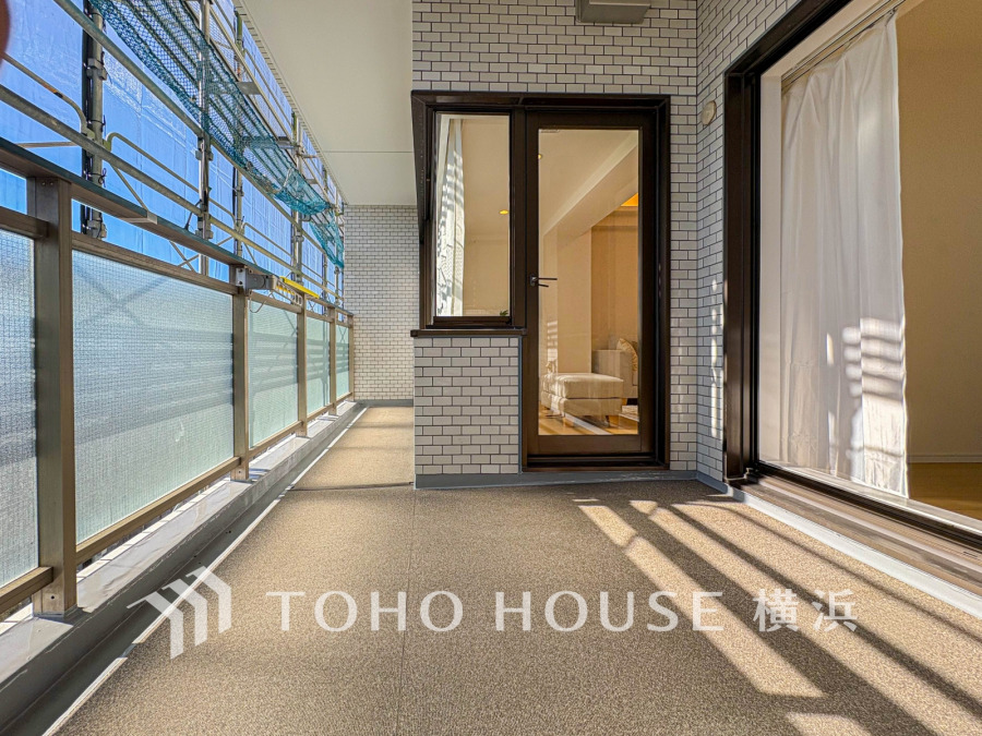 陽光が差し込む広々としたバルコニー。リビングとつながる快適な屋外スペースで、くつろぎの時間をお楽しみいただけます。