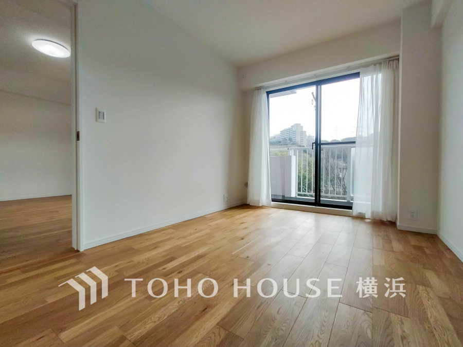 バルコニーに面した明るい洋室。穏やかな陽射しが、ゆったりとした寛ぎの時間を包みます。
