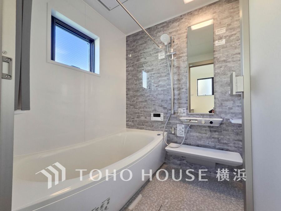 1日の疲れを癒すバスルームは、心地よいリラックスを叶える清潔感溢れる美しい空間です。心からゆったりと寛いでいただけるよう、ゆとりのスペースを確保しています。