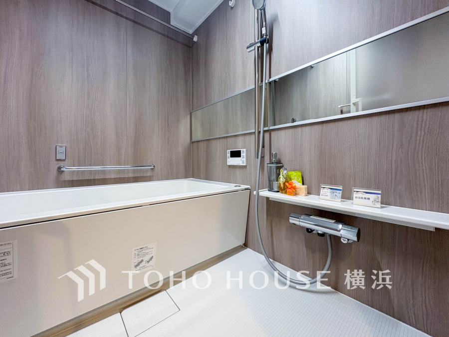 心地よいリラックスを叶える清潔感溢れる美しい空間。快適で機能的なバスルームです。
